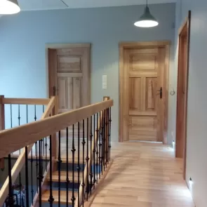 drzwi wewnetrzne z drewna jesionowego sawood uslugi stolarskie racula zielona gora 01